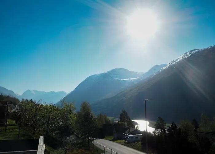 Stor Og Moderne Apartamento Stryn